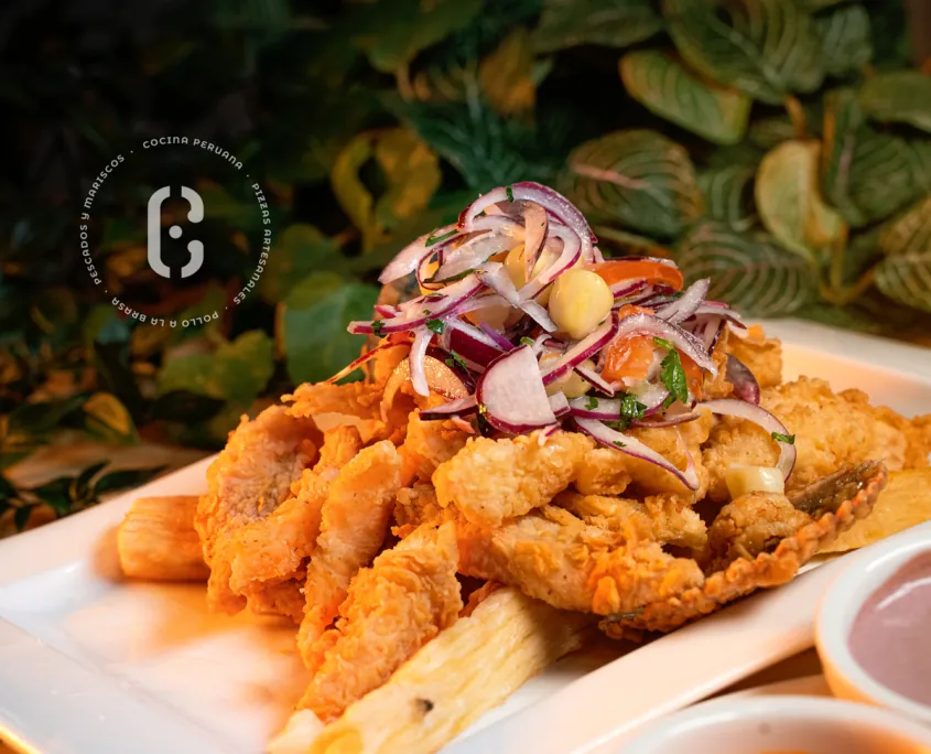Jalea de pescado y mariscos fritos con salsa criolla