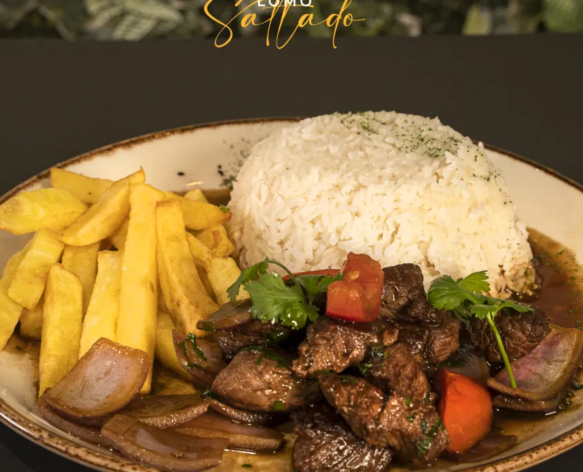 Lomo saltado de ternera con papas fritas y arroz