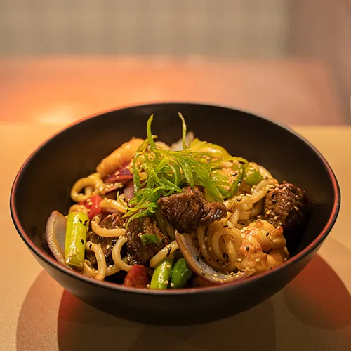 Udon salteado con verduras y marisco